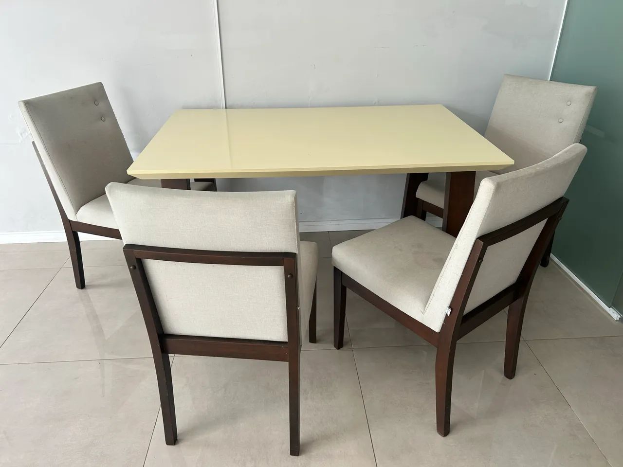 Mesa cm 4 cadeiras bem conservada  - Foto 4