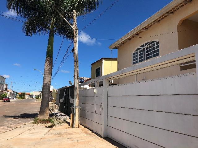 Lindo Sobrado na Qd 122 em Santa Maria, perto de tudo, comércio variado, Top!