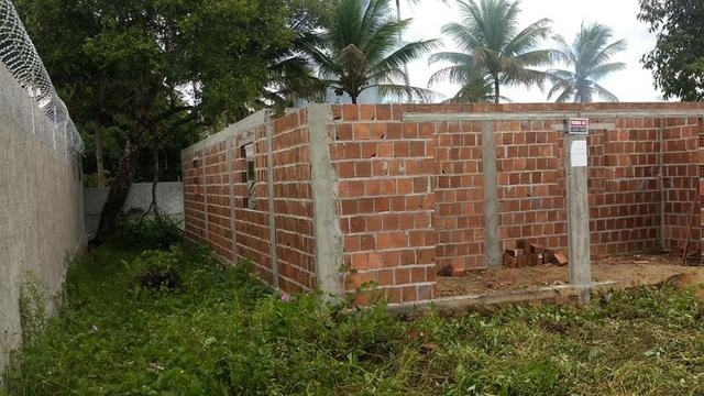 Terreno com uma casa em construção