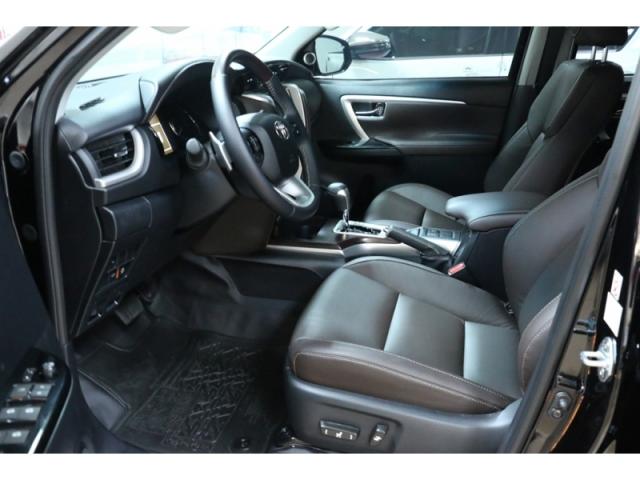 TOYOTA HILUX SW4 2.8 SRX 4X4 7 LUGARES 2019 - Foto 8