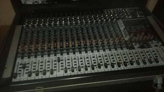 Mesa de som profissional behring