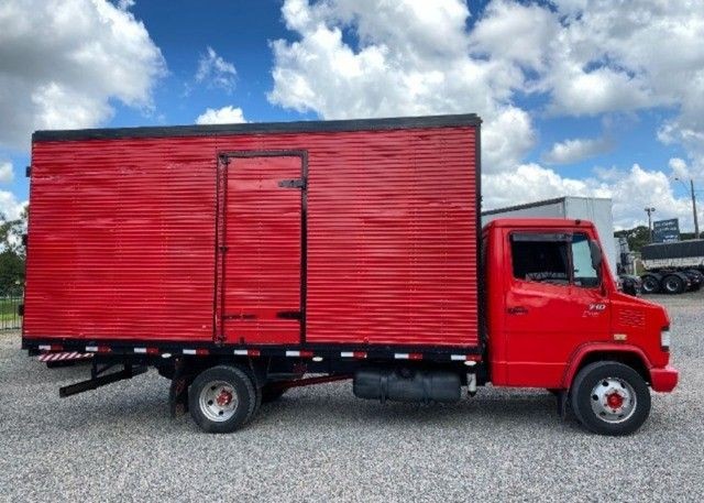 VENDO CAMINHÃO BAÚ MERCEDES VERMELHO