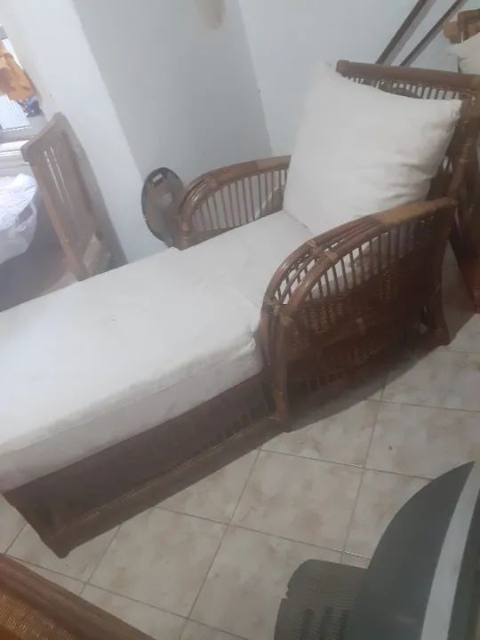 Espreguiçadeira, divã ou chaise em rattan e madeira, estofados de tecido nobuck - Foto 3