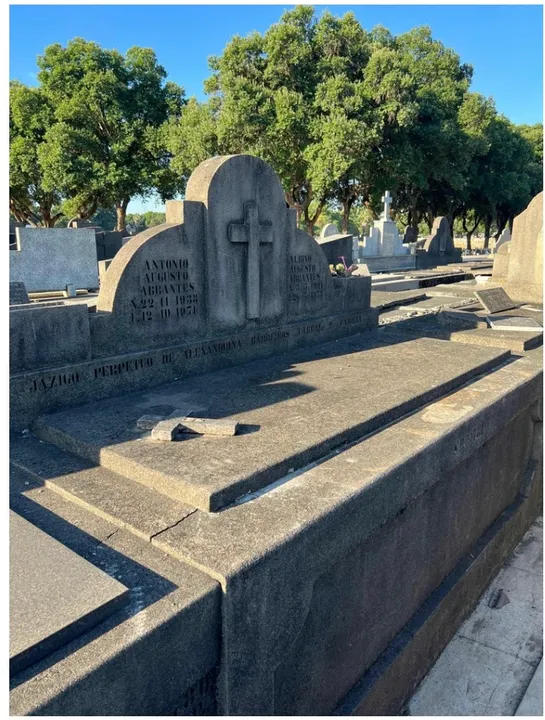 Jazigo No Cemitério Do Caju - São Francisco Xavier