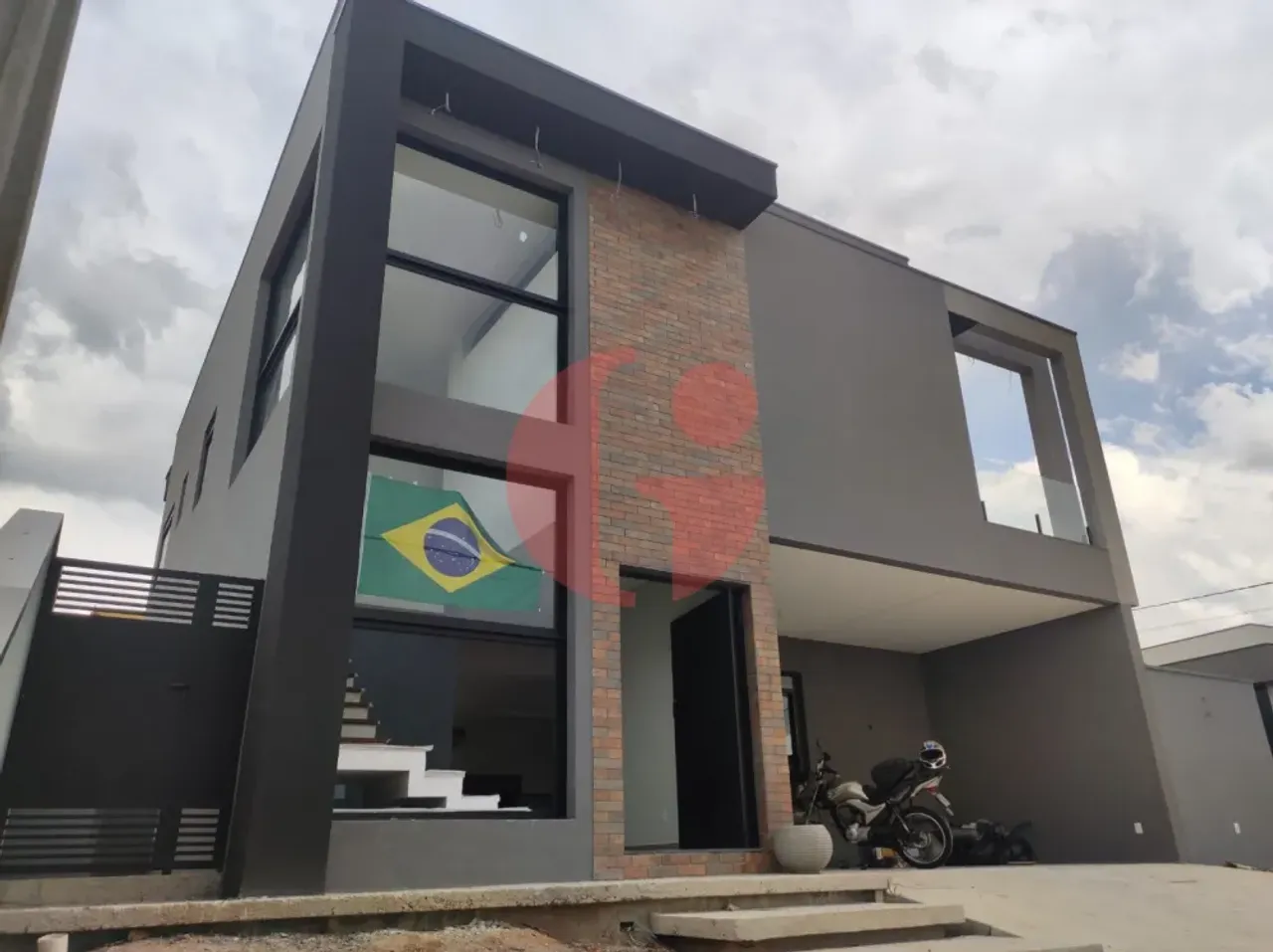 Sobrado para venda e locação com 04 suítes e 05 banheiros no Bairro Floresta
