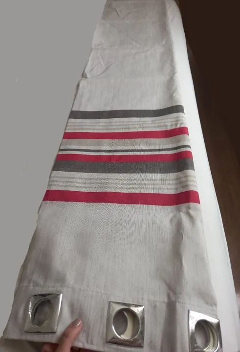 Cortina Listrada Bege Vermelha e Cinza p varão - Foto 5