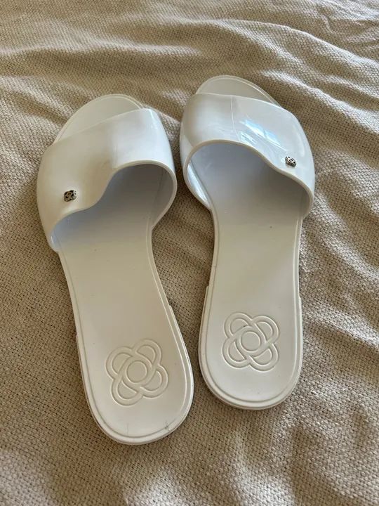 Chinelo branco Petite Jolie, estilosa e confortável - Foto 3