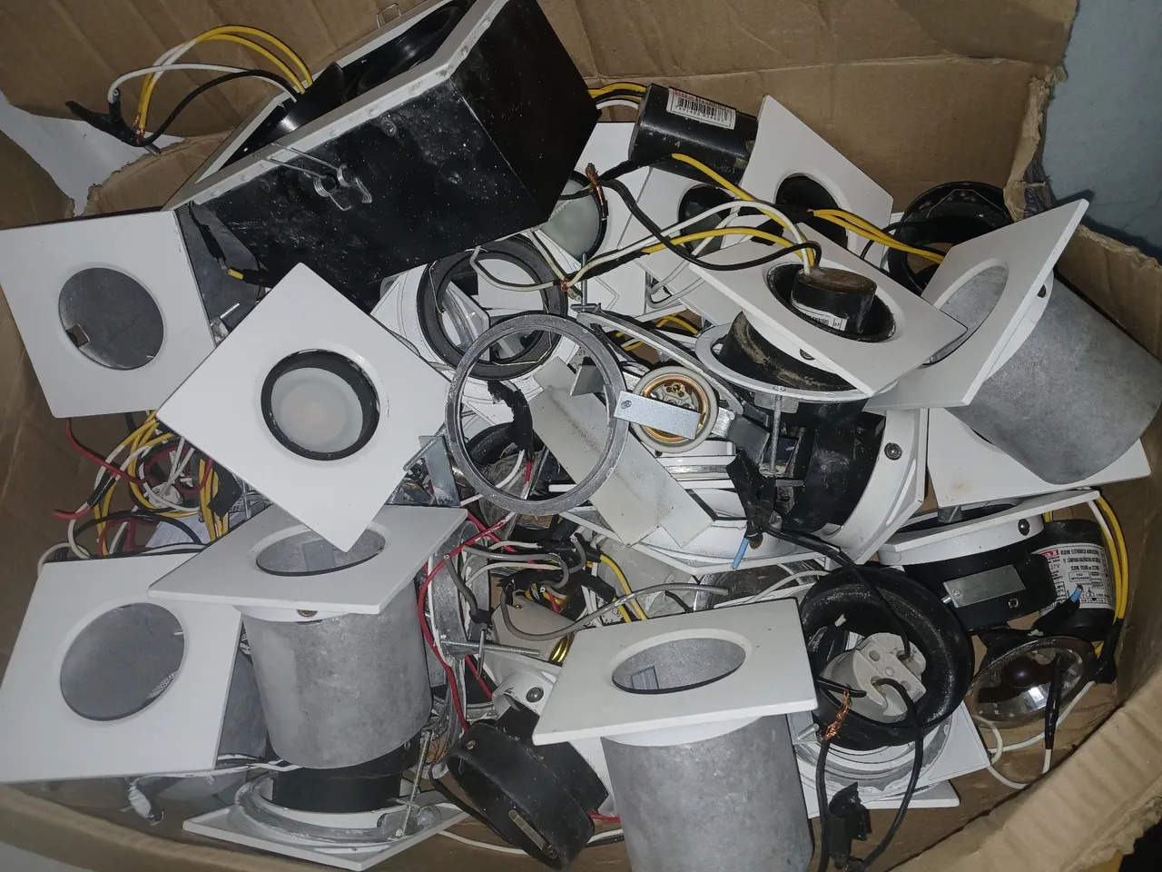 Luminárias embutidas para instalação elétrica