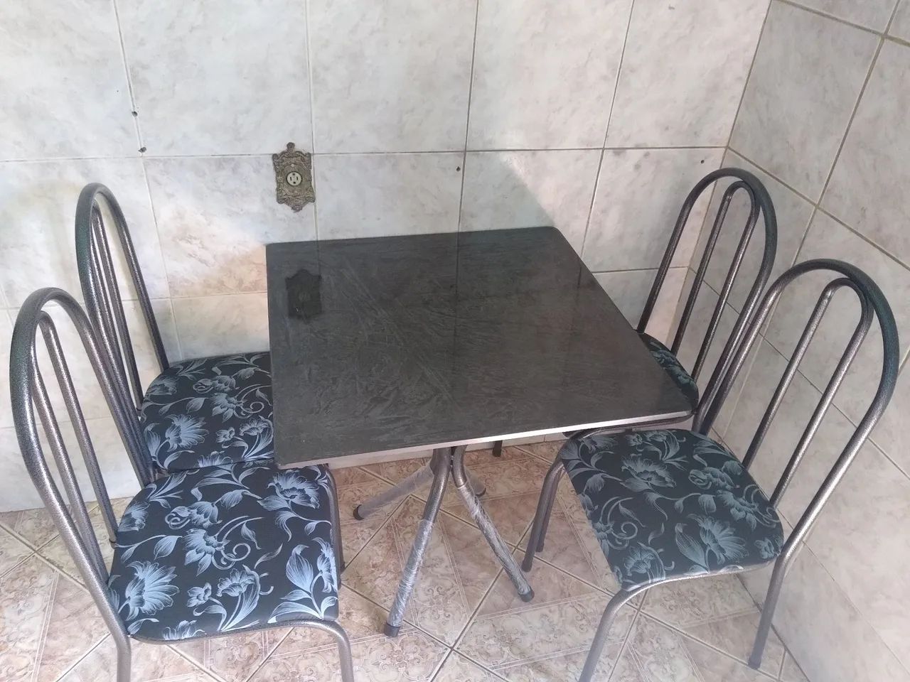 Mesa tubular de 4 cadeiras nova  - Foto 3