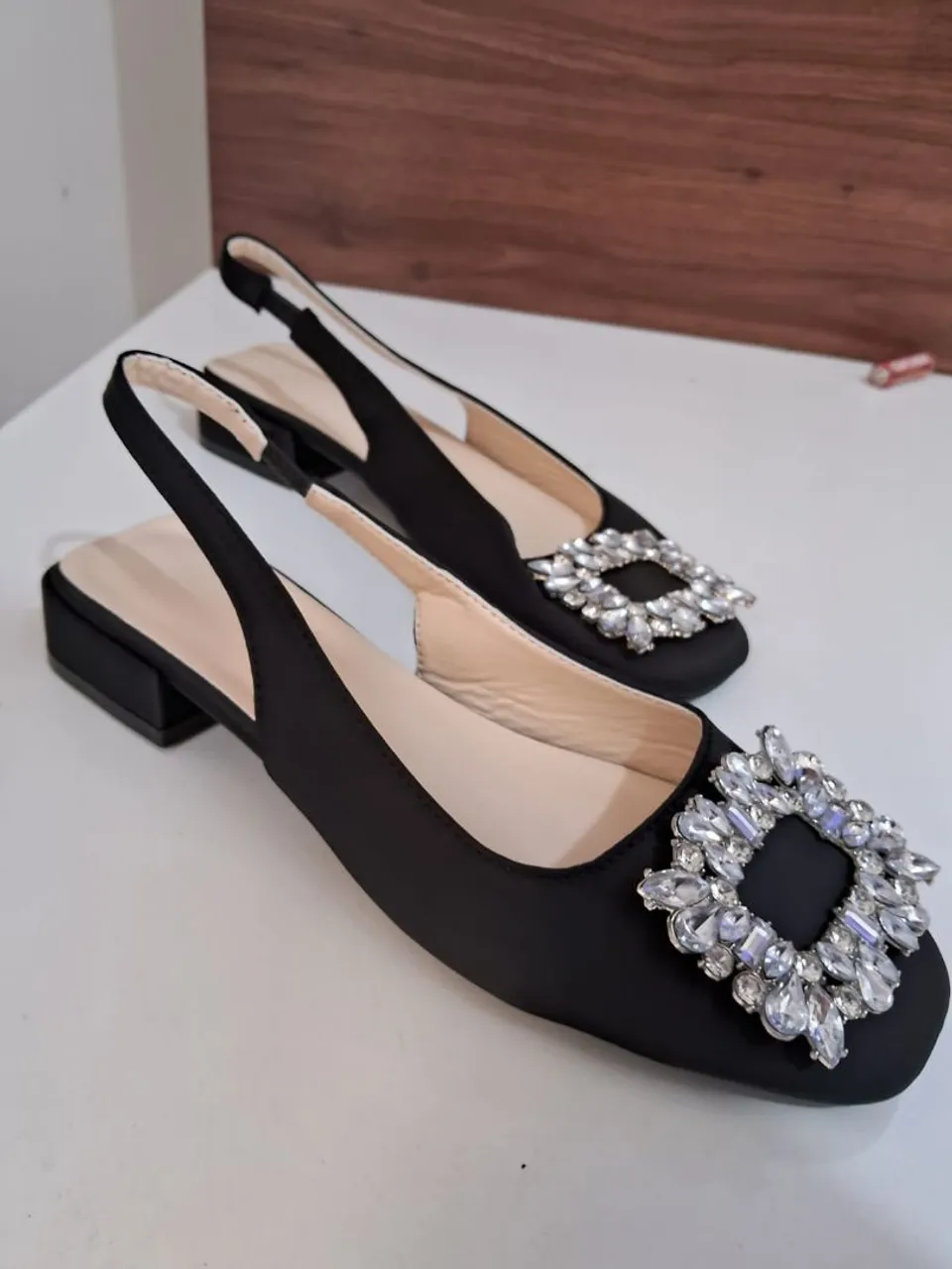 Sandalia Slingback com cristais