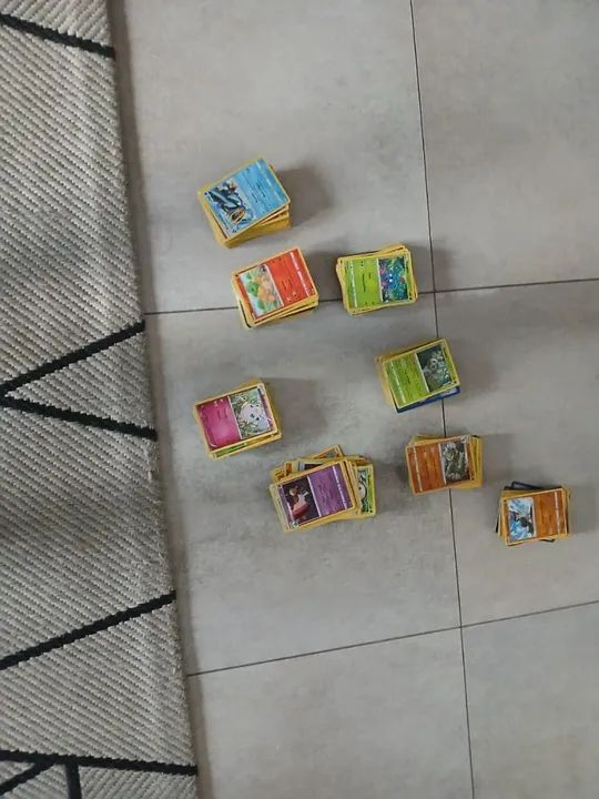 1600 carta pokemon variadas - acompanha caixa - Foto 3