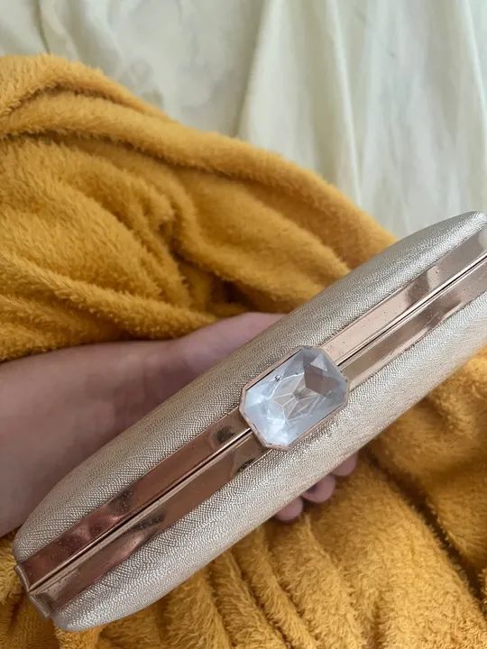 Bolsa de mão dourada com pedraria