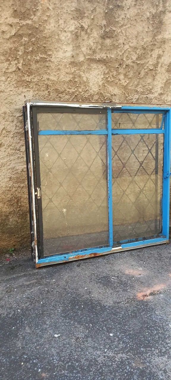 Janela de Vidro com Estrutura Metálica