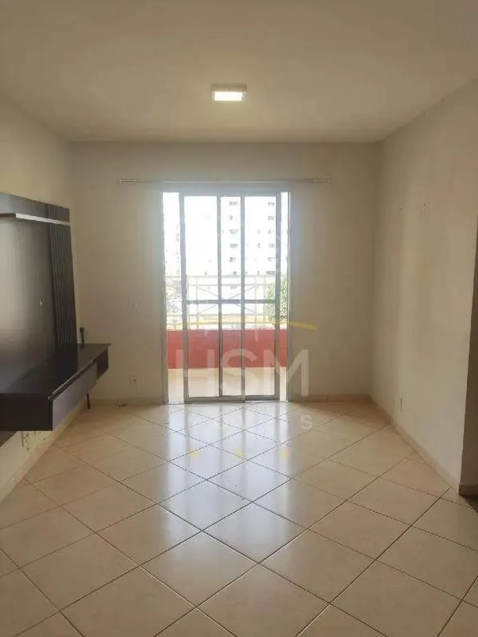 Vende apartamento com 2 quartos e 2 vagas.