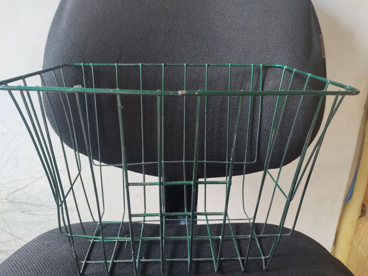 Cesto de bicicleta em ótimo estado