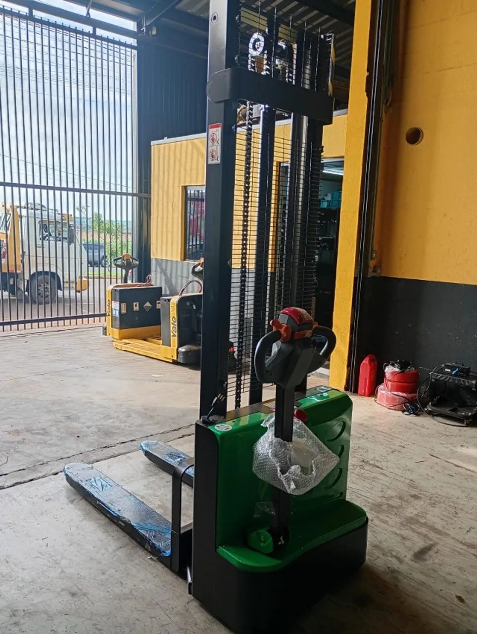 Empilhadeira Elétrica Patolada 1.500 kg 