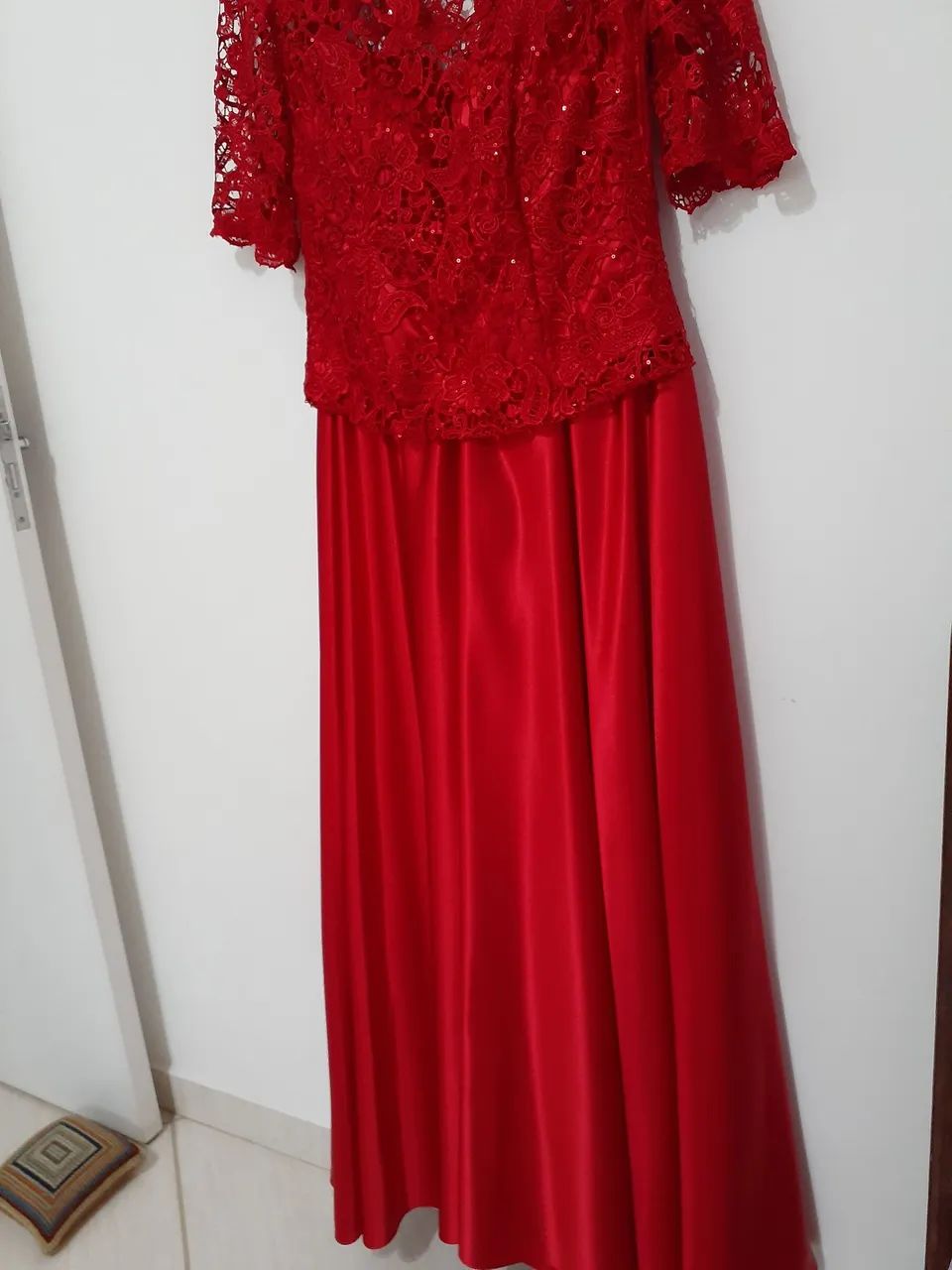 Vestido de festa vermelho com renda