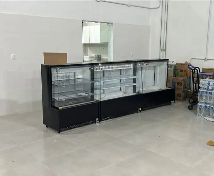Vitrines Refrigeradas Tripla quente, frio e seco Chimafrio - Marcos