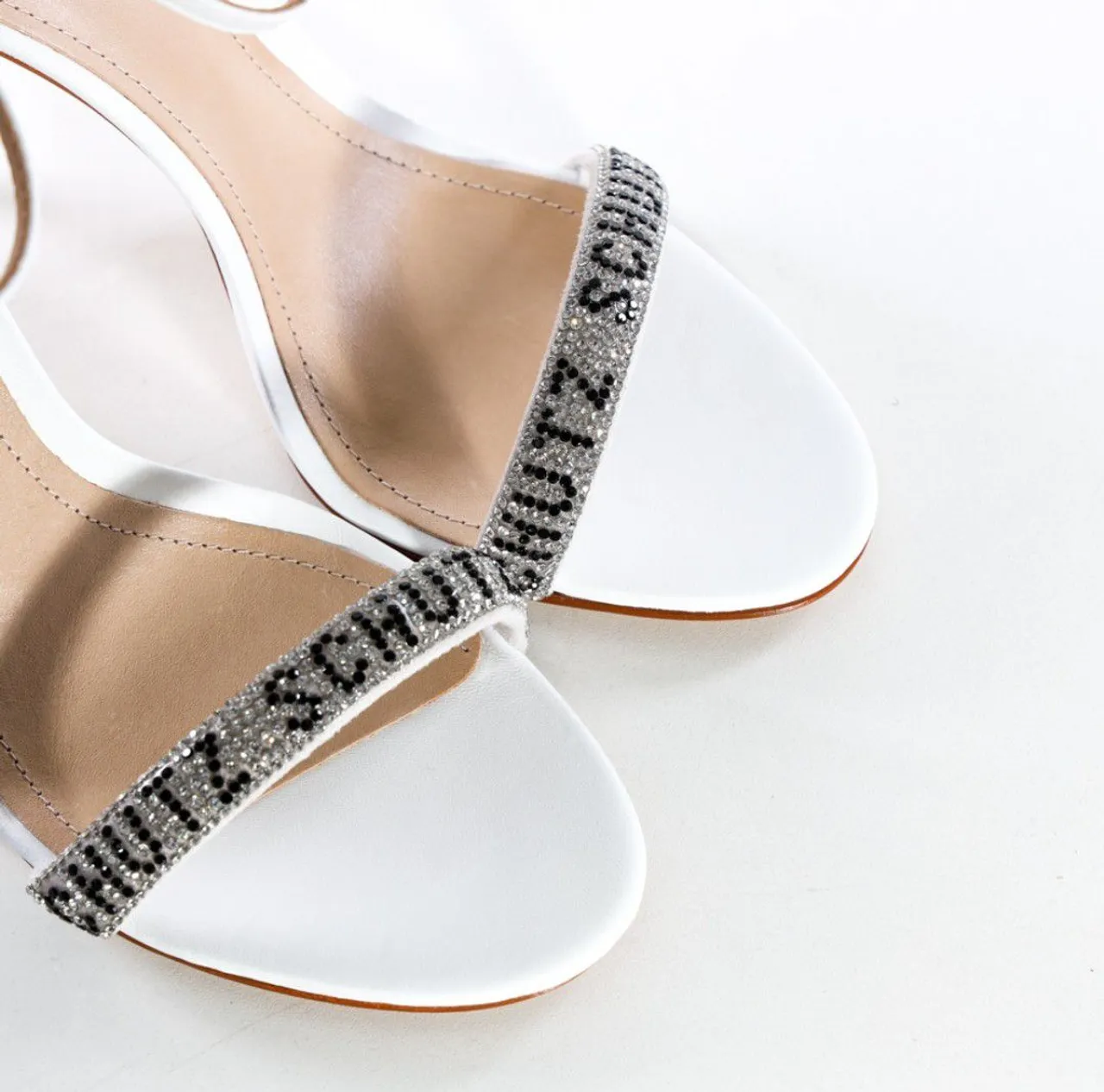 Sandália Schutz Strass - Elegância e Brilho!