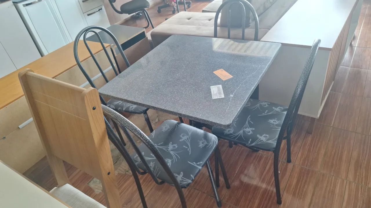 Mesa com 4 cadeiras