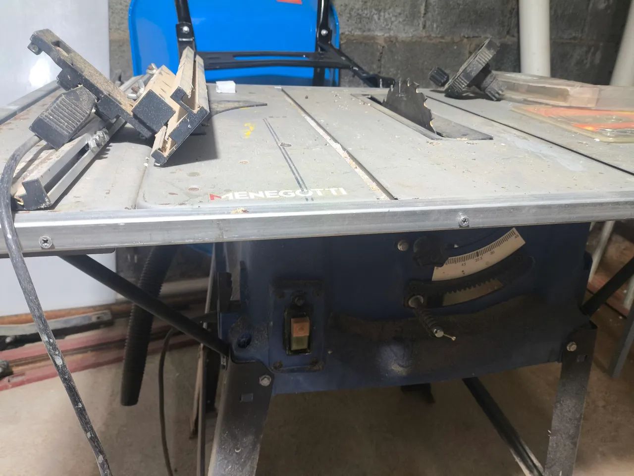 Serra de bancada Menegotti