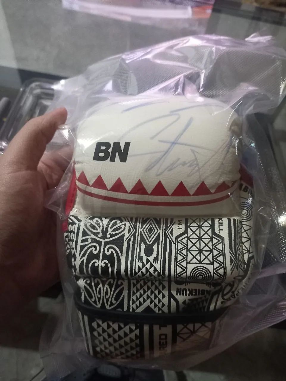Luva autografada Adesanya UFC