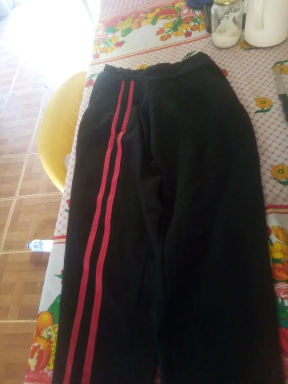 Calça Adidas Preta com Listras vermelha
