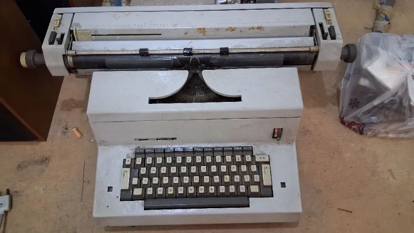 Maquina de escrever elétrica Olivetti bivolt