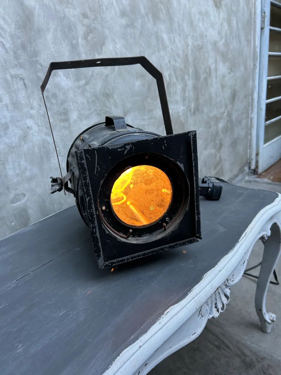 Luminária tipo projetor industrial antigo com lâmpada - Foto 4