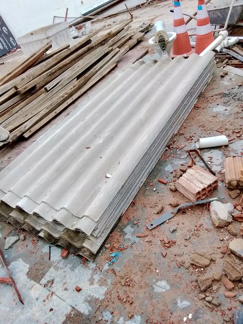 20 telhas de Brasilit, 40 caibros de 2,5 metros, 10 terças de 4 metros