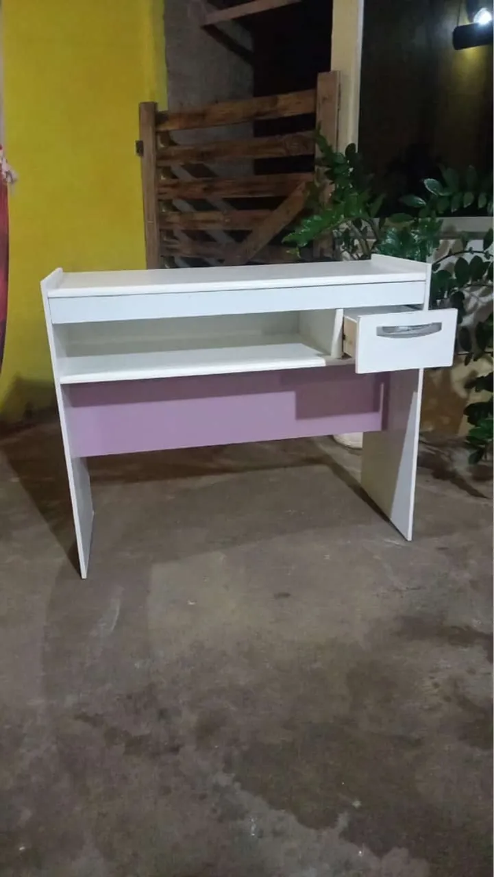 Escrivaninha branca com gaveta e detalhe lilás