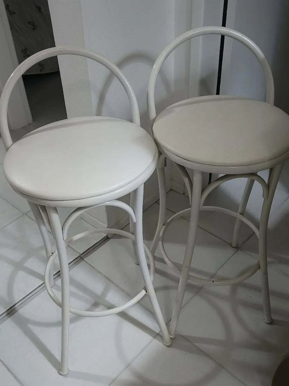 DUAS Banquetas branca para cozinha ou bar