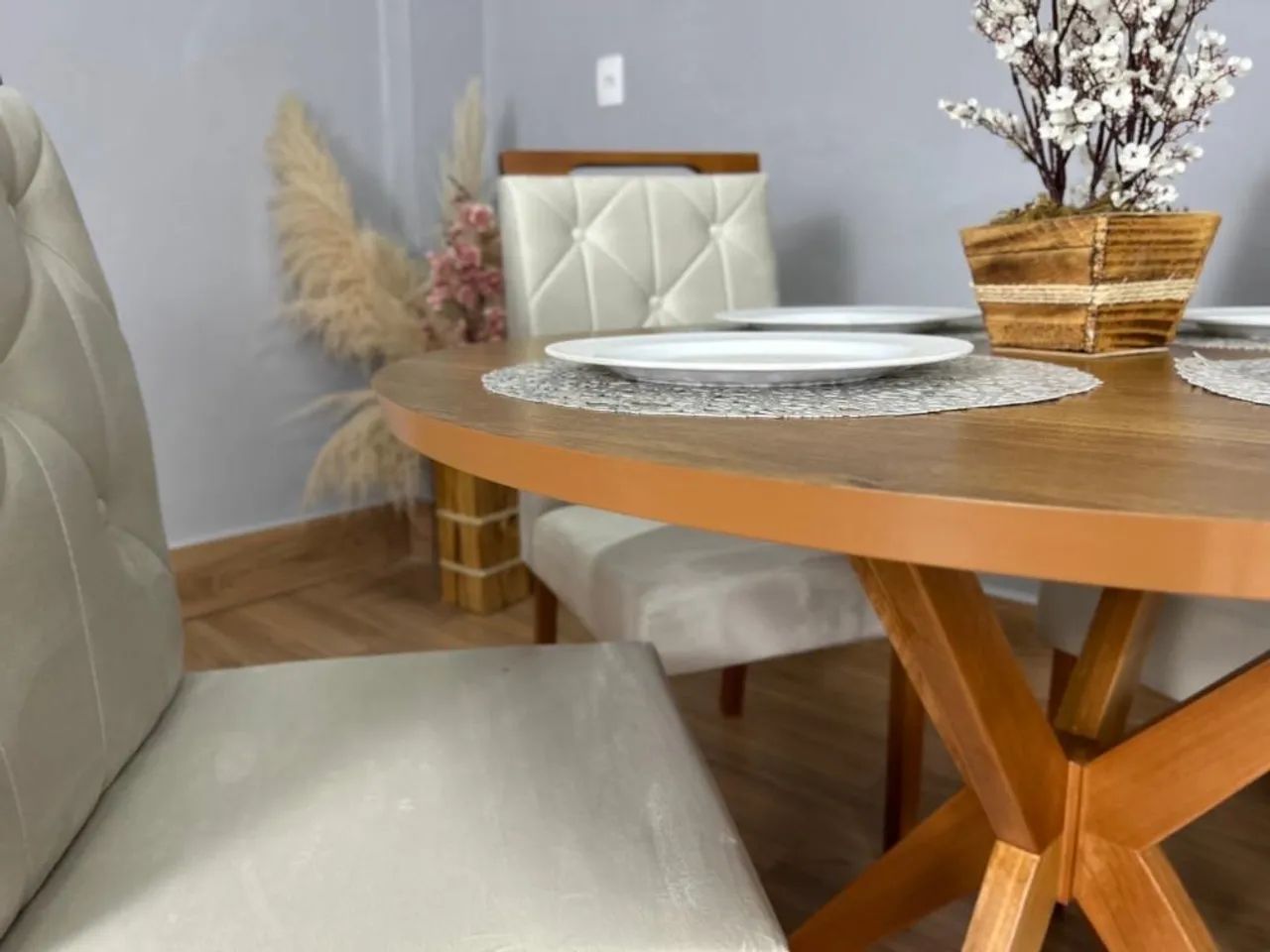 Mesa de Jantar Simpatia 1.08×1.08 Circular Com 4 cadeiras Jasmim - Madeira maciça  - Foto 4
