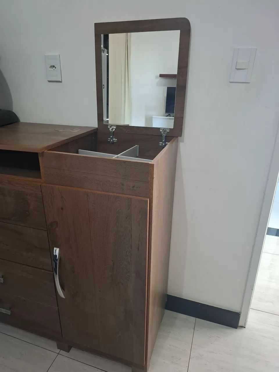 Cômoda novíssima com 4 gavetas e 1 armário  - Foto 4