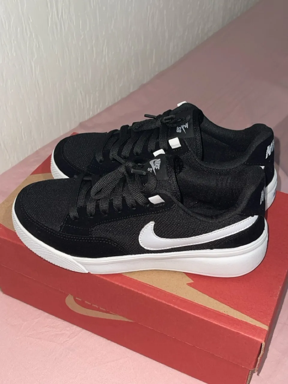 Tênis Nike SB Adversary - Preto e Branco