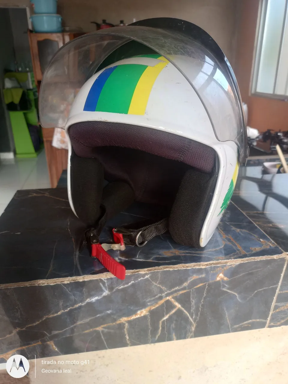 Capacete de Moto com Detalhes Coloridos