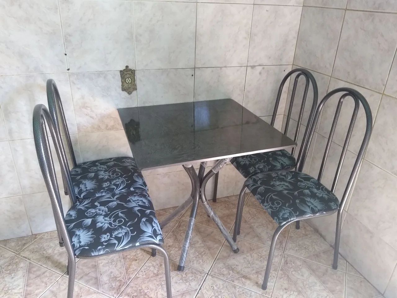 Mesa tubular de 4 cadeiras nova 