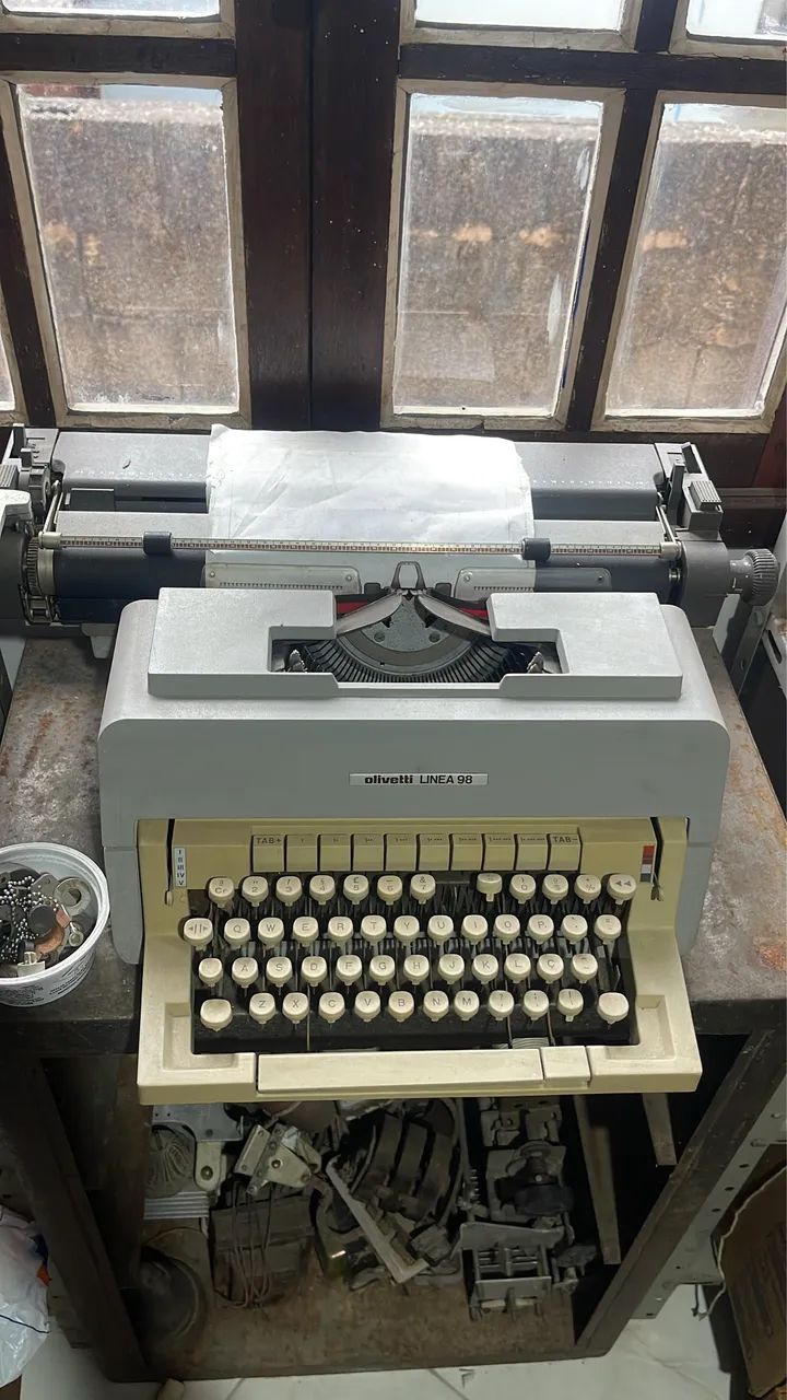 Máquina de escrever Olivetti Linea 98