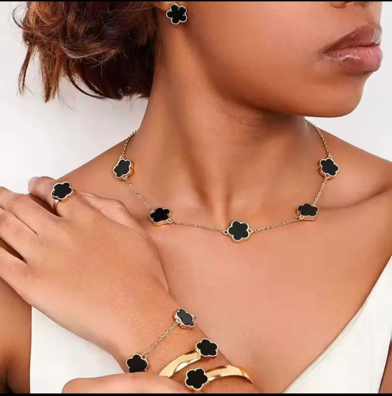 Conjunto de Bijuterias Trevo em Ouro e Preto