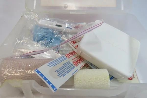 MALETA PLÁSTICA de PRIMEIROS SOCORROS da JOHNSON & JOHNSON, contendo itens em seu interior - Foto 3