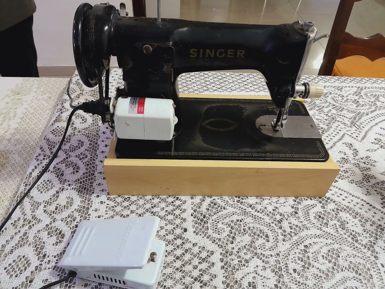 Maquina de costura singer com motor - Foto 2
