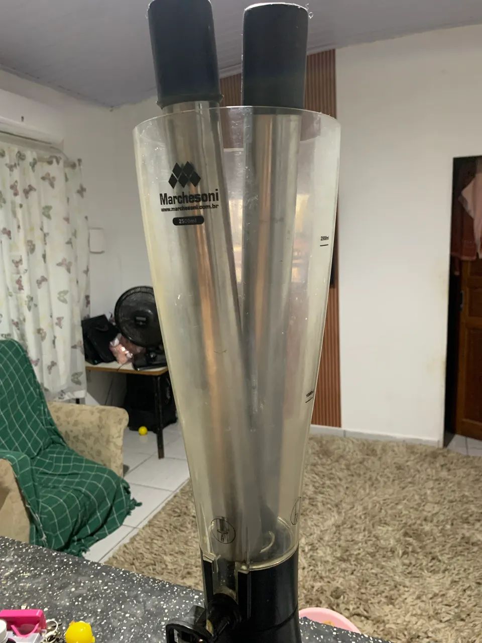 Vendo torre de chopp de 2500 ml com dois tubos congelantes Obs: perdi a tampa de cima  - Foto 2