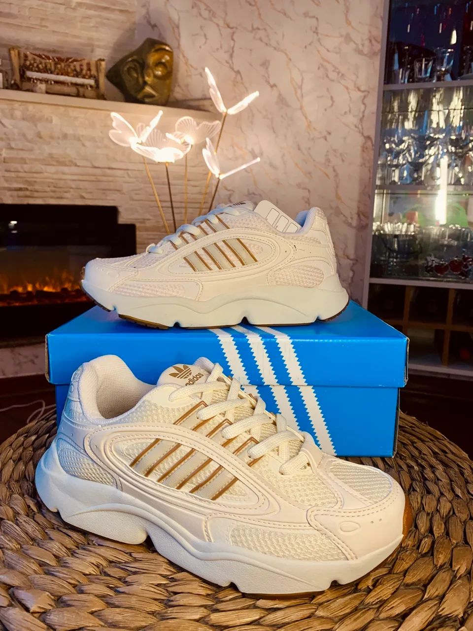 tênis Adidas Ozmillem white caramel
