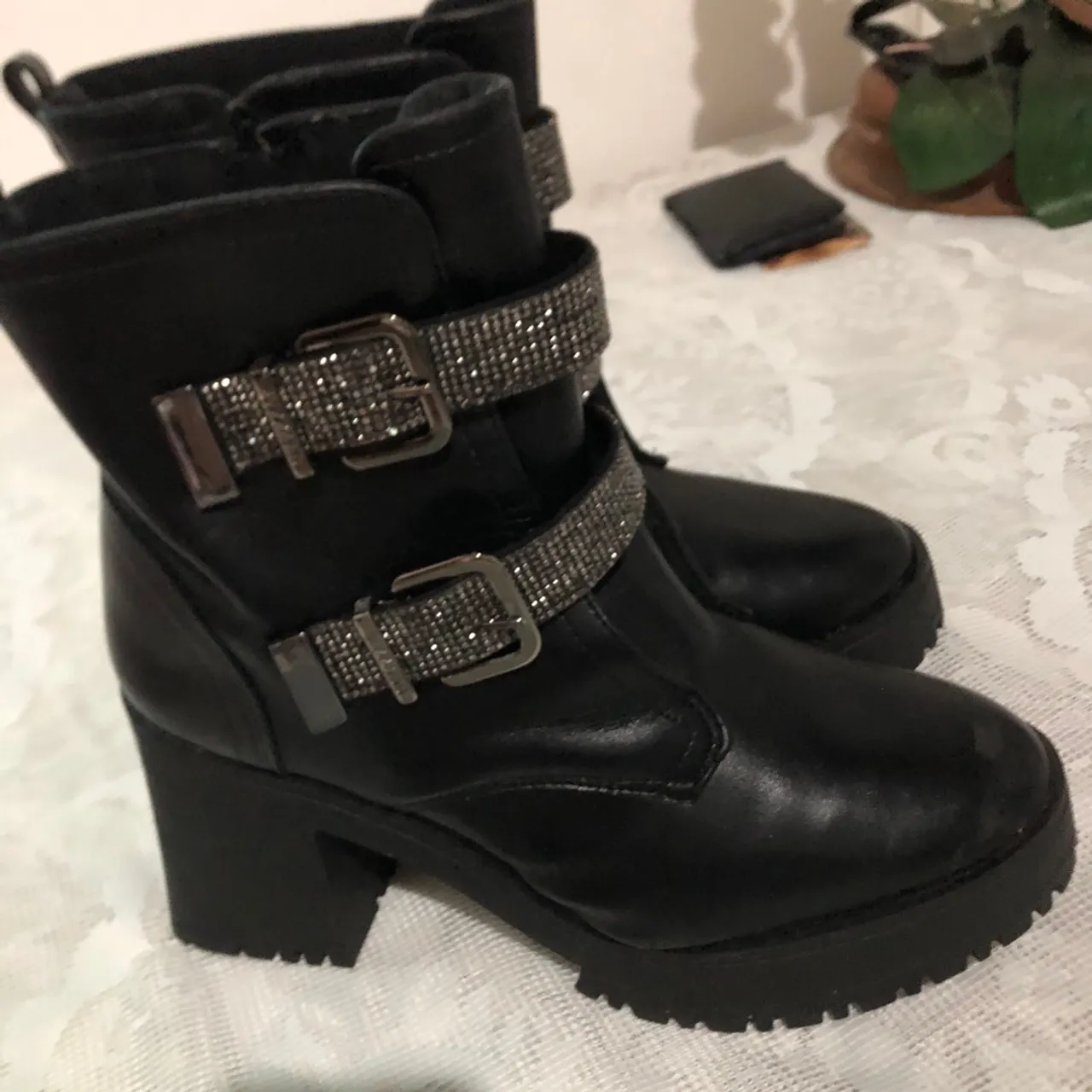 Bota de couro preta com detalhes em strass
