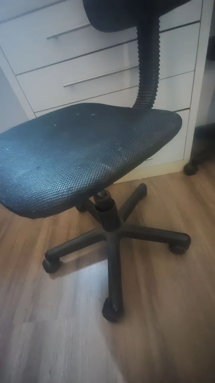 Cadeira de escritório preta e outra roxa 99 cada - Foto 4
