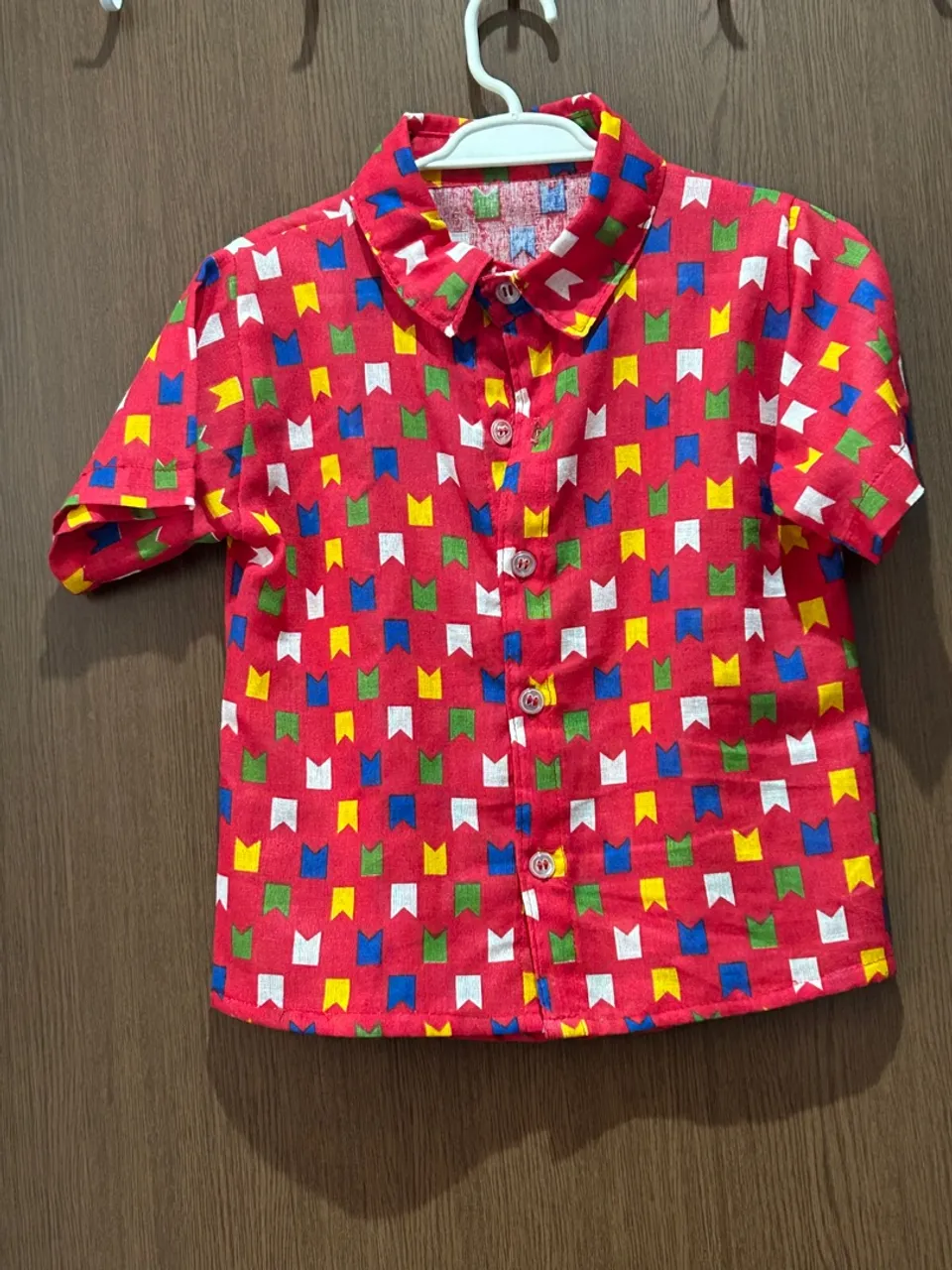Camisa infantil com estampa de bandeirinhas