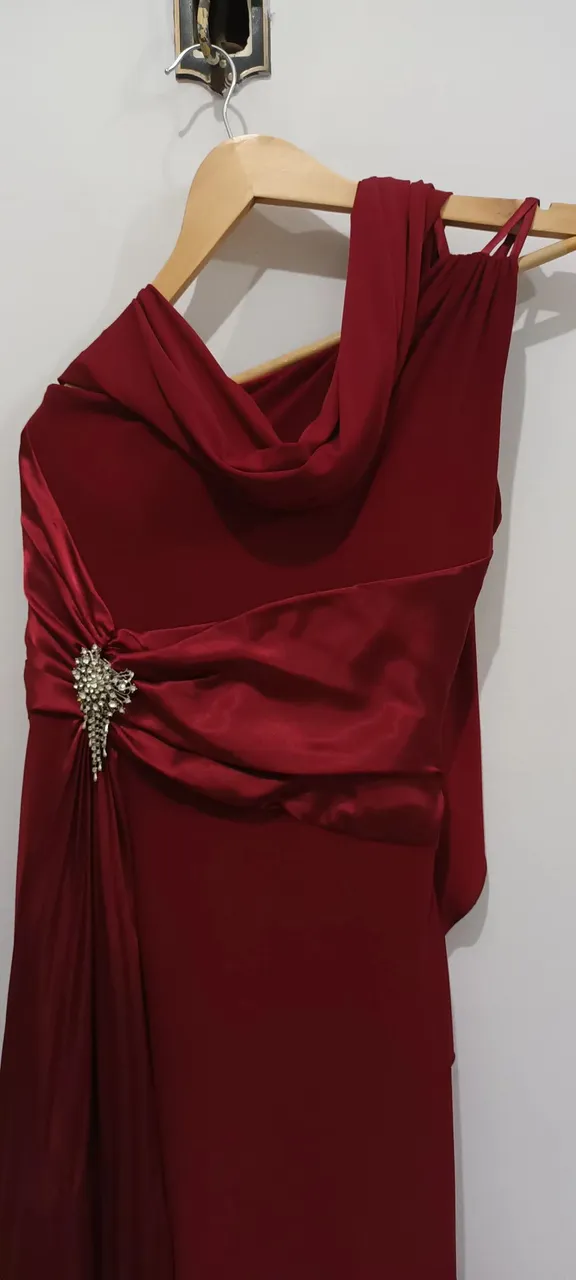 Vestido Vermelho de Festa com Detalhes