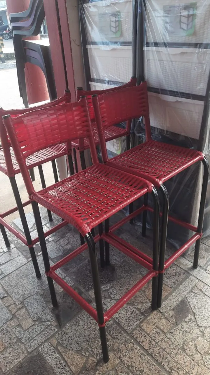 Banco quadrado vermelho