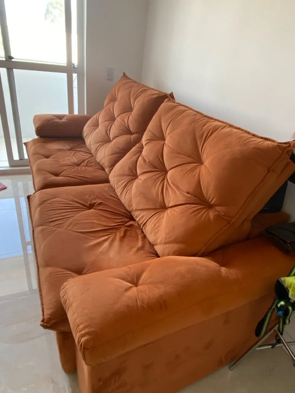 Sofá Lindo e Confortável em Suede