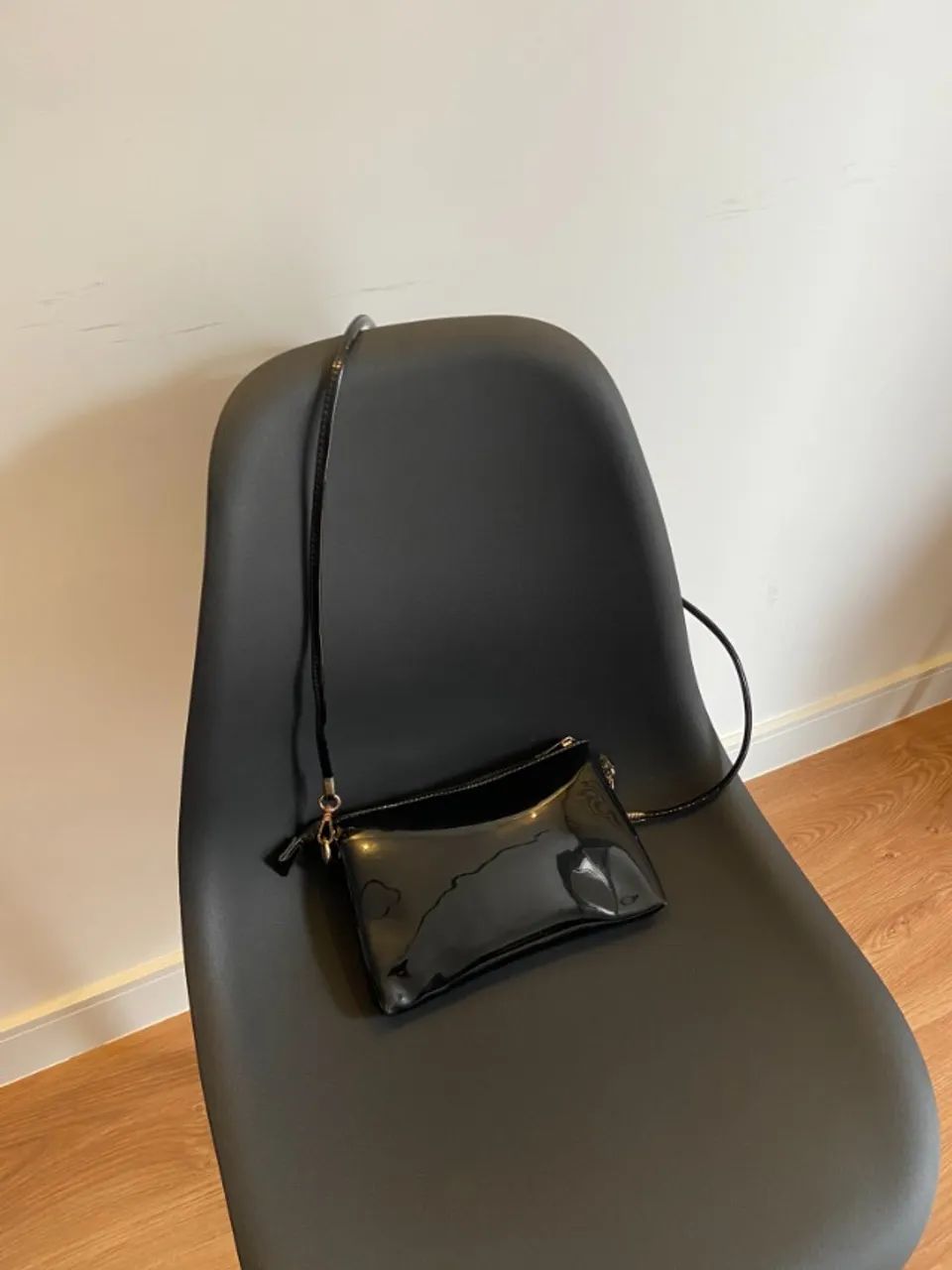 Bolsa tiracolo preta, acabamento envernizado (usada) - Foto 2